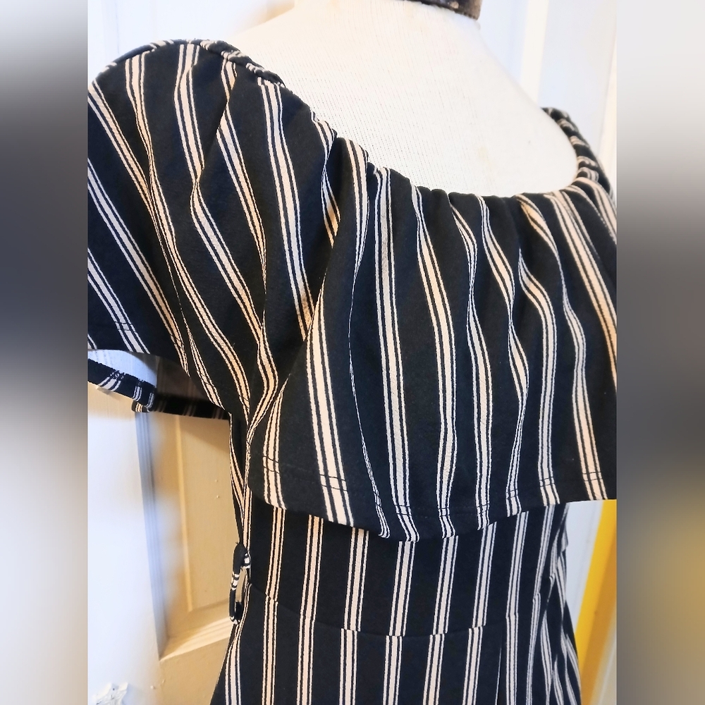 Almost Famous Women's Black & Creme Strip Sleeveless Jumper Romper Size Medium - Picture 4 of 8